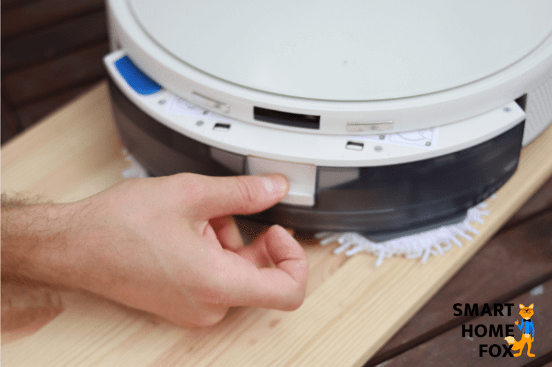 Der Staub- / Wassertank des Yeedi Mop wird durch einen Knopfdruck entnommen